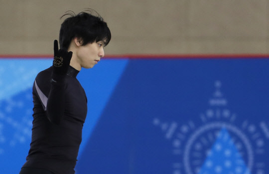 12일 오후 강릉아이스아레나에서 열린 2018 평창동계올림픽 피겨 남자 싱글 훈련에서 일본의 하뉴 유즈루가 훈련을 하고 있다.